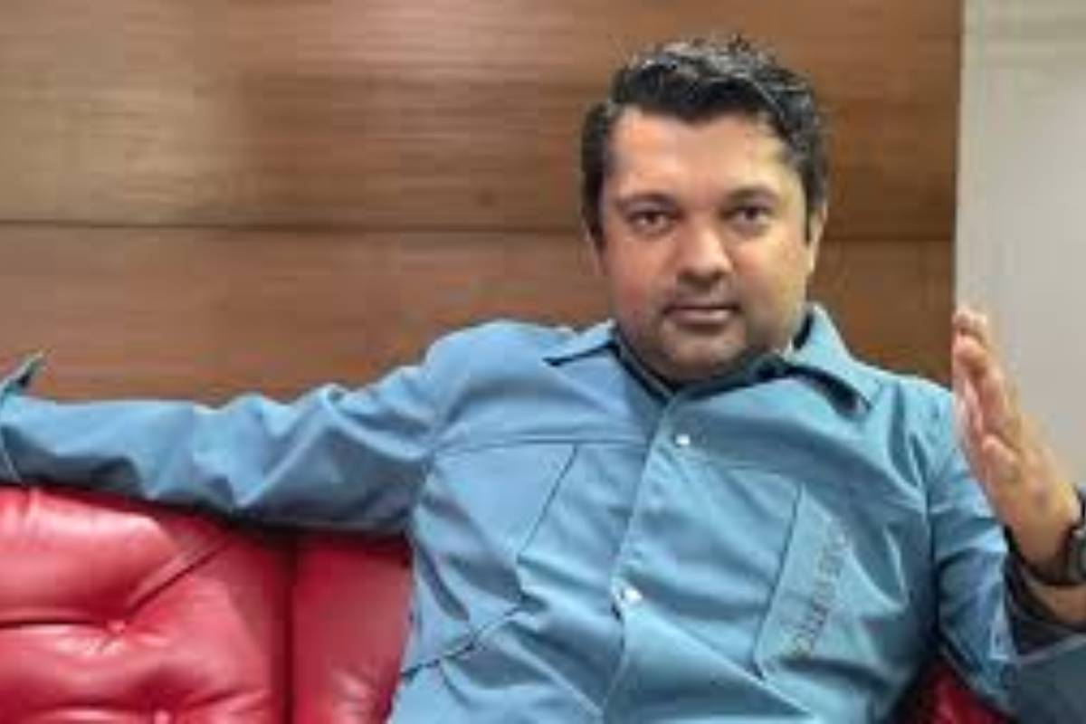 নুরের আইসিইউয়ে থাকা নিয়ে শাহরিয়ার জয়ের বিতর্কিত পোস্ট