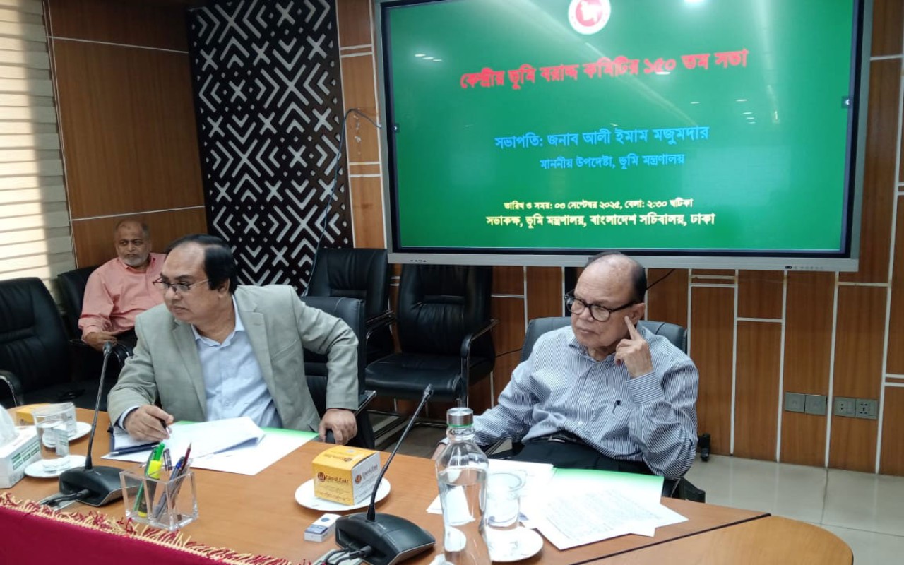 রাষ্ট্রীয় উন্নয়ন প্রকল্পে কৃষিজমির ব্যবহার কমাতে হবে: ভূমি উপদেষ্টা