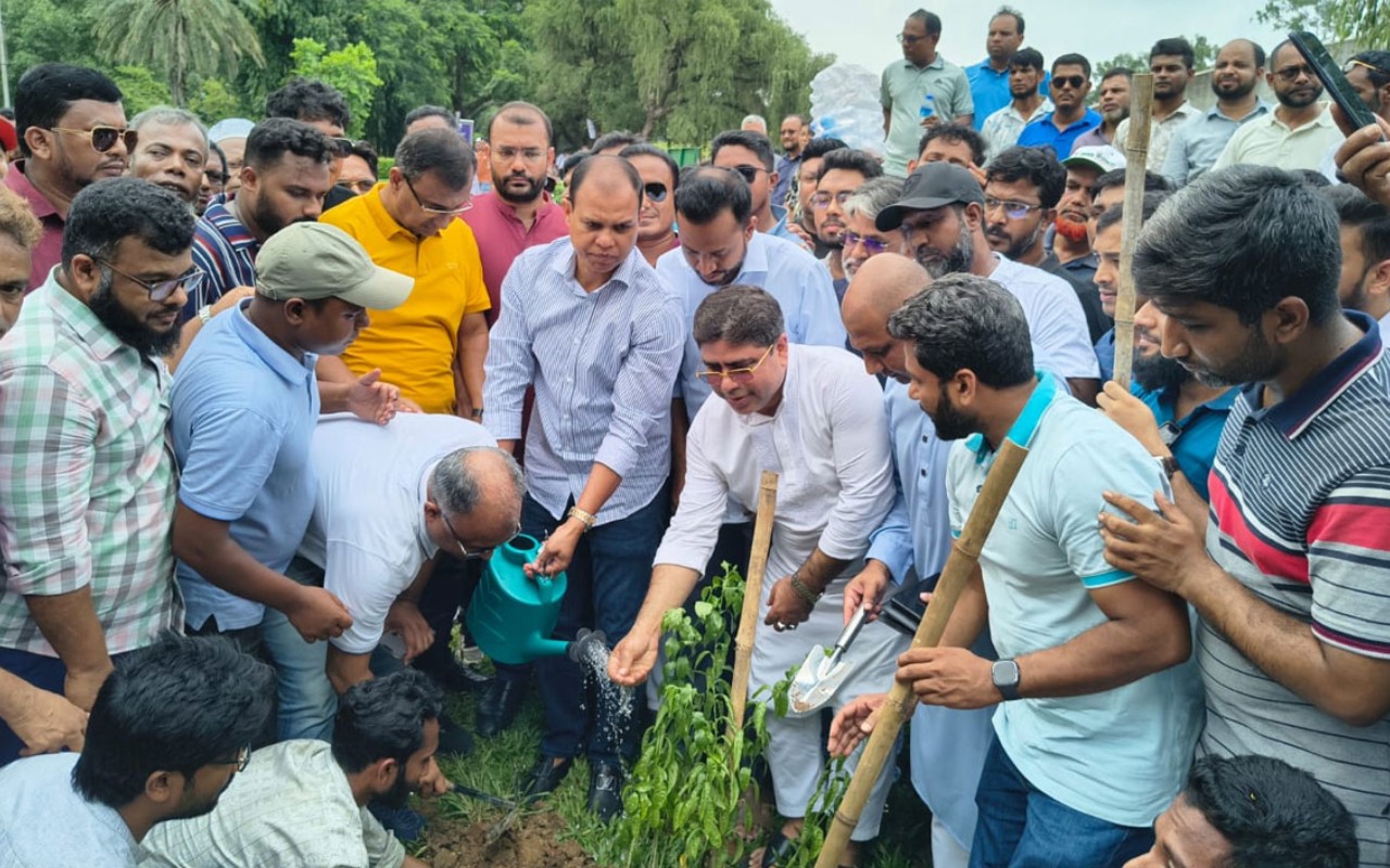 'শহীদ রাষ্ট্রপতি জিয়াউর রহমানের মাজার এখন সবার জন্য উন্মুক্ত'