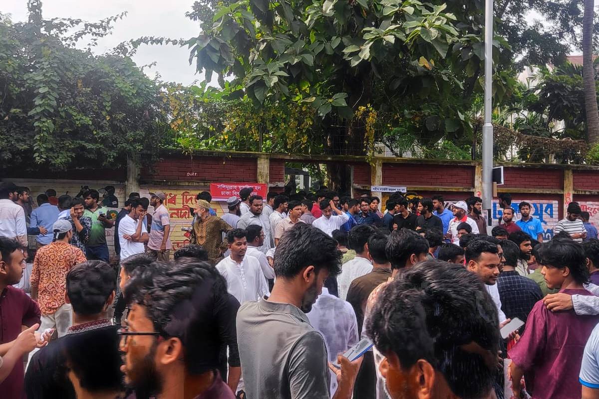 লাইনে দাঁড়িয়ে প্রচারণা চালাচ্ছে প্রার্থীরা, ভোটারদের ভোগান্তি