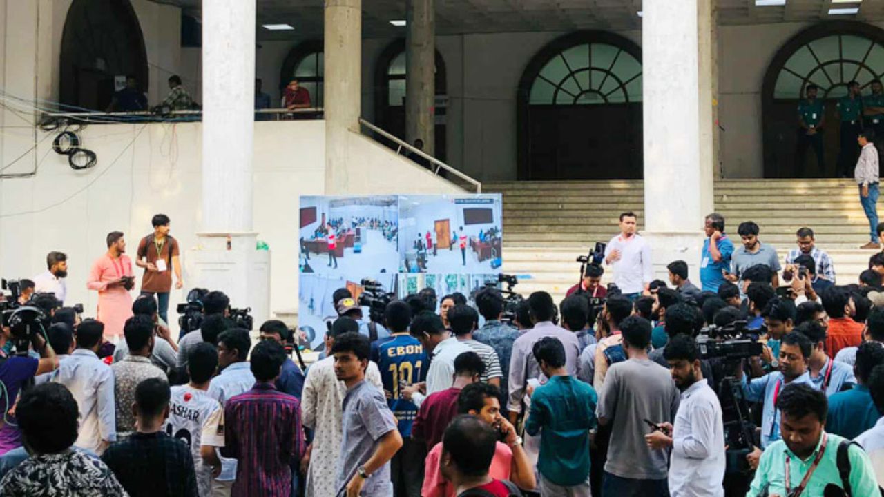 এলইডি স্ক্রিনে সরাসরি সম্প্রচার চলছে ডাকসু নির্বাচনের ভোট গণনা