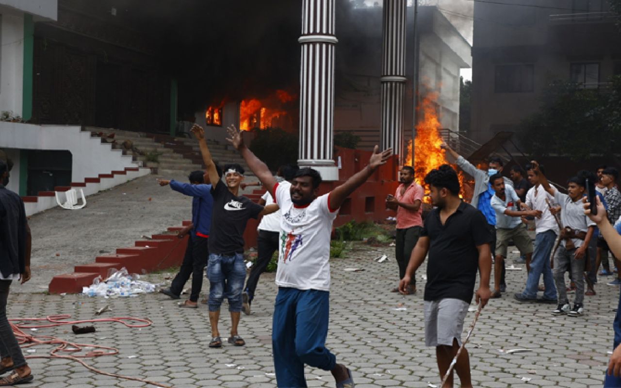 নেপালজুড়ে বিক্ষোভ তীব্র, রাজনৈতিক নেতাদের বাড়িতে হামলা