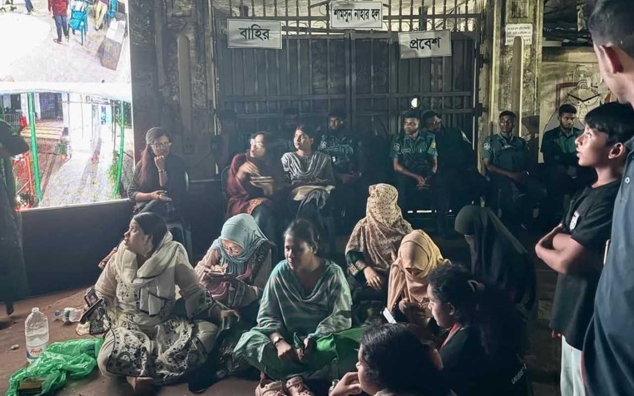 ডাকসু ভোট বানচাল ঠেকাতে শামসুন নাহার হলের ছাত্রীদের অবস্থান