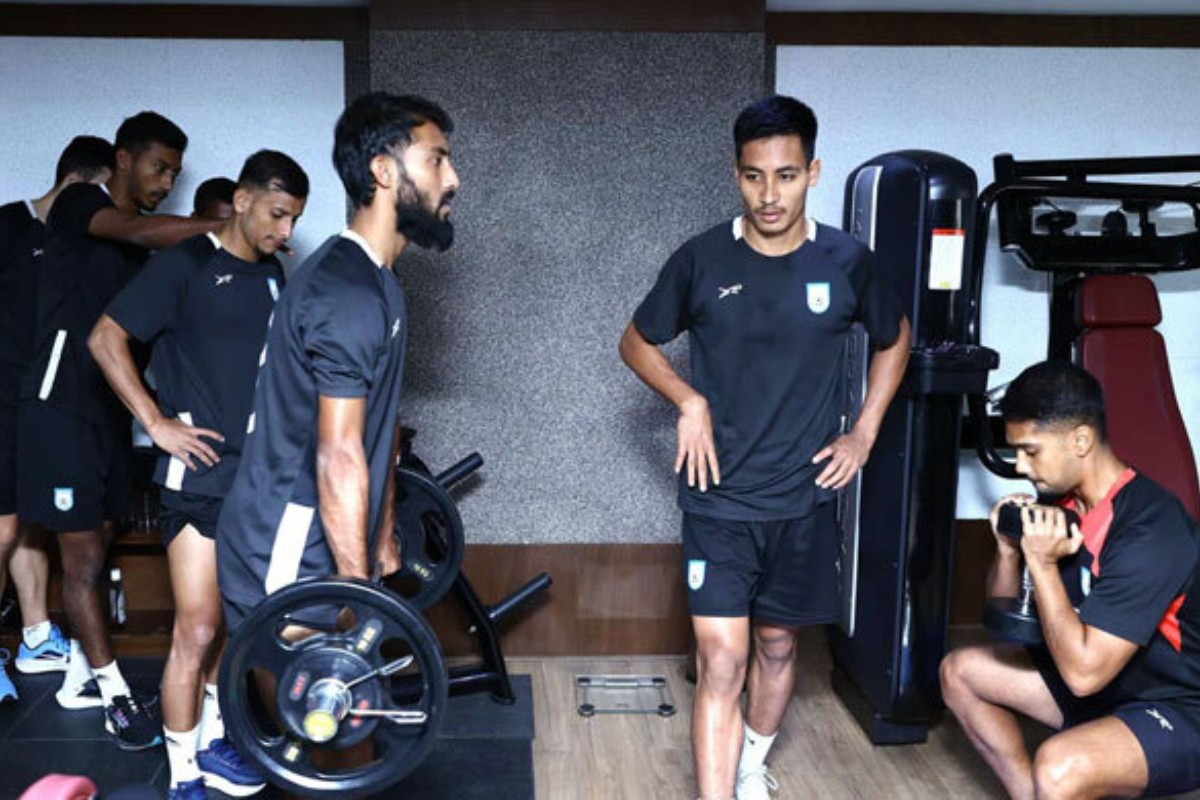 বিশেষ ফ্লাইটে ফেরার অপেক্ষায় ফুটবলাররা