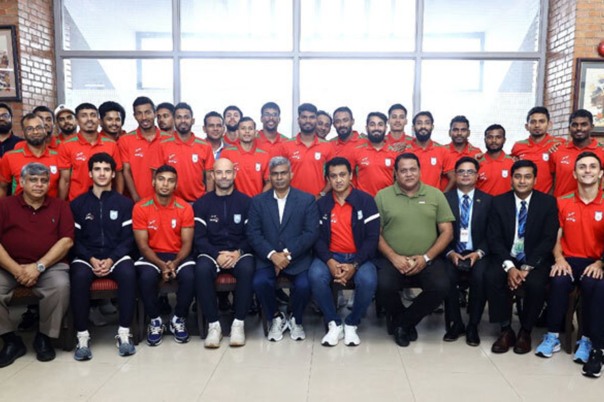 হামলার শঙ্কা কাটিয়ে অবশেষে ঢাকায় ফুটবল দল