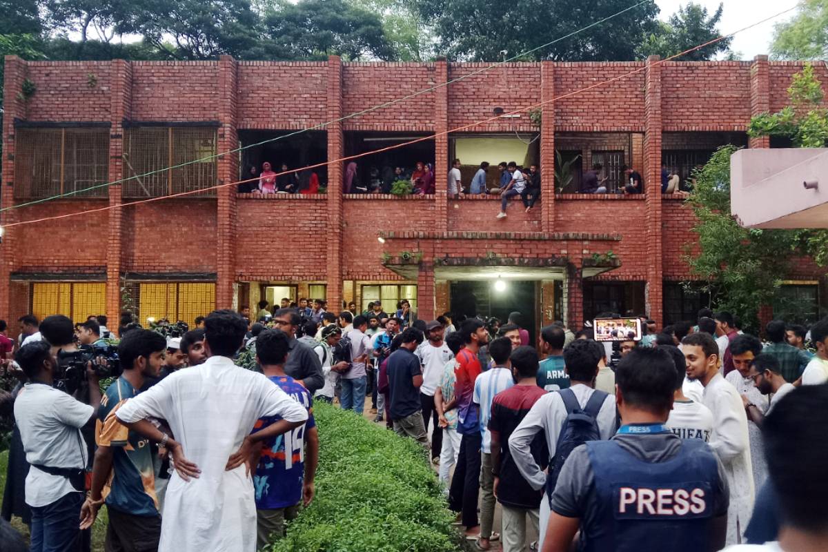 জাকসু ভোটে ফলাফল দেরিতে শিক্ষার্থীদের ক্ষোভ, কমিশনের ওপর চাপ