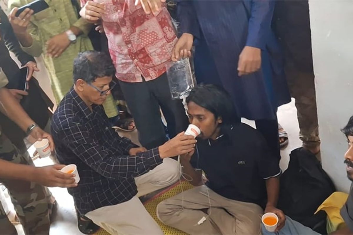 ৫২ ঘণ্টা পর অনশন ভাঙলেন ৯ শিক্ষার্থী