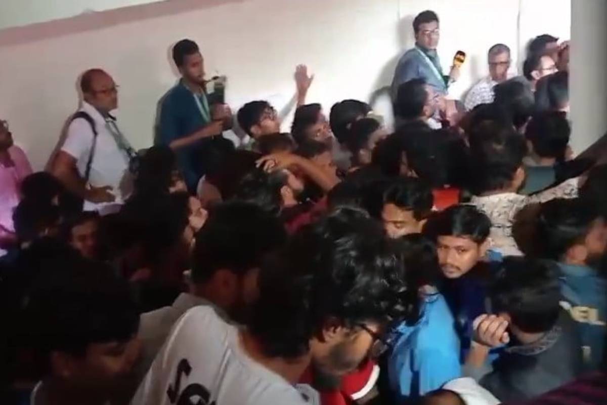 জাকসু ফলের আগে জাবি সিনেট হল মুখরিত
