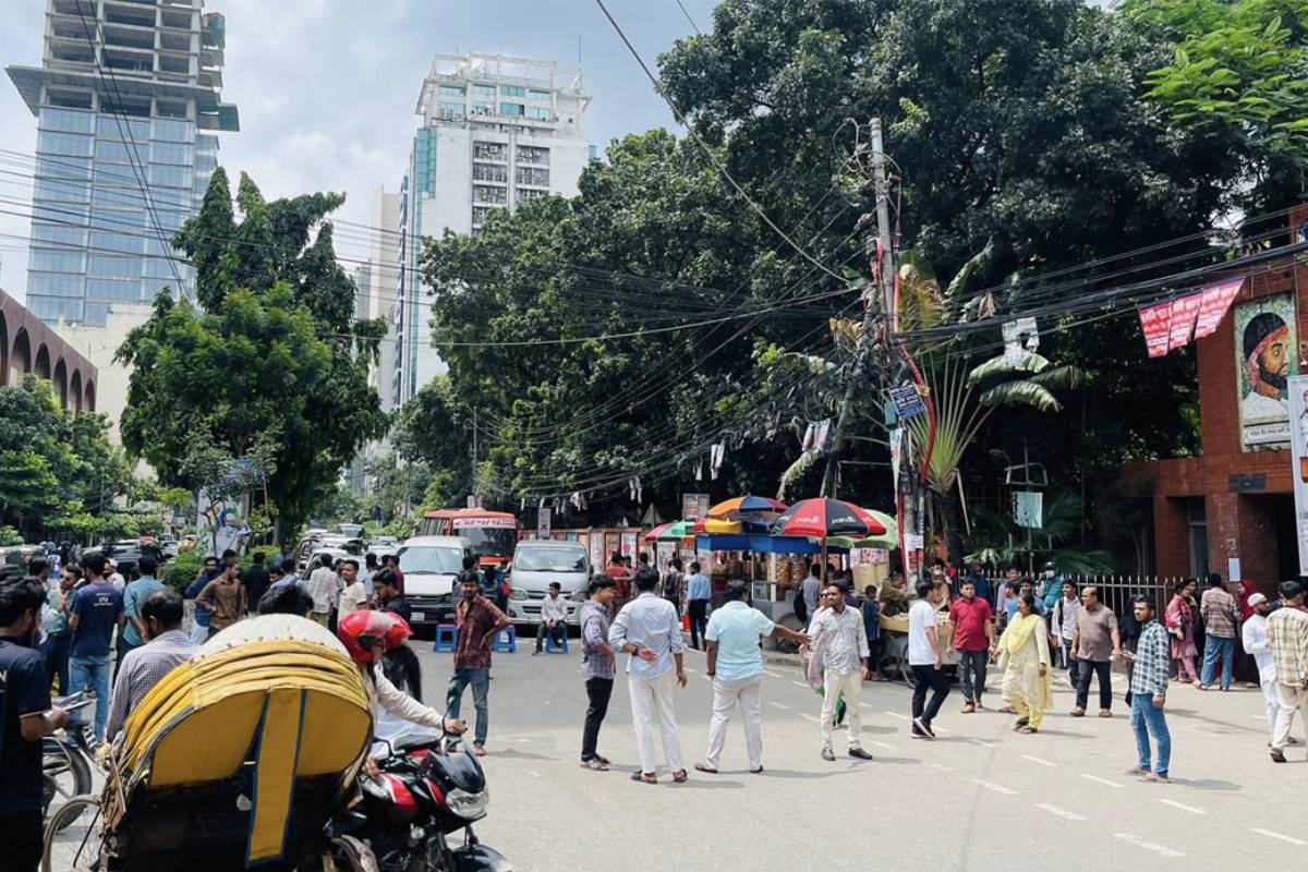তিতুমীর কলেজ শিক্ষার্থীদের বিক্ষোভে যান চলাচল বন্ধ