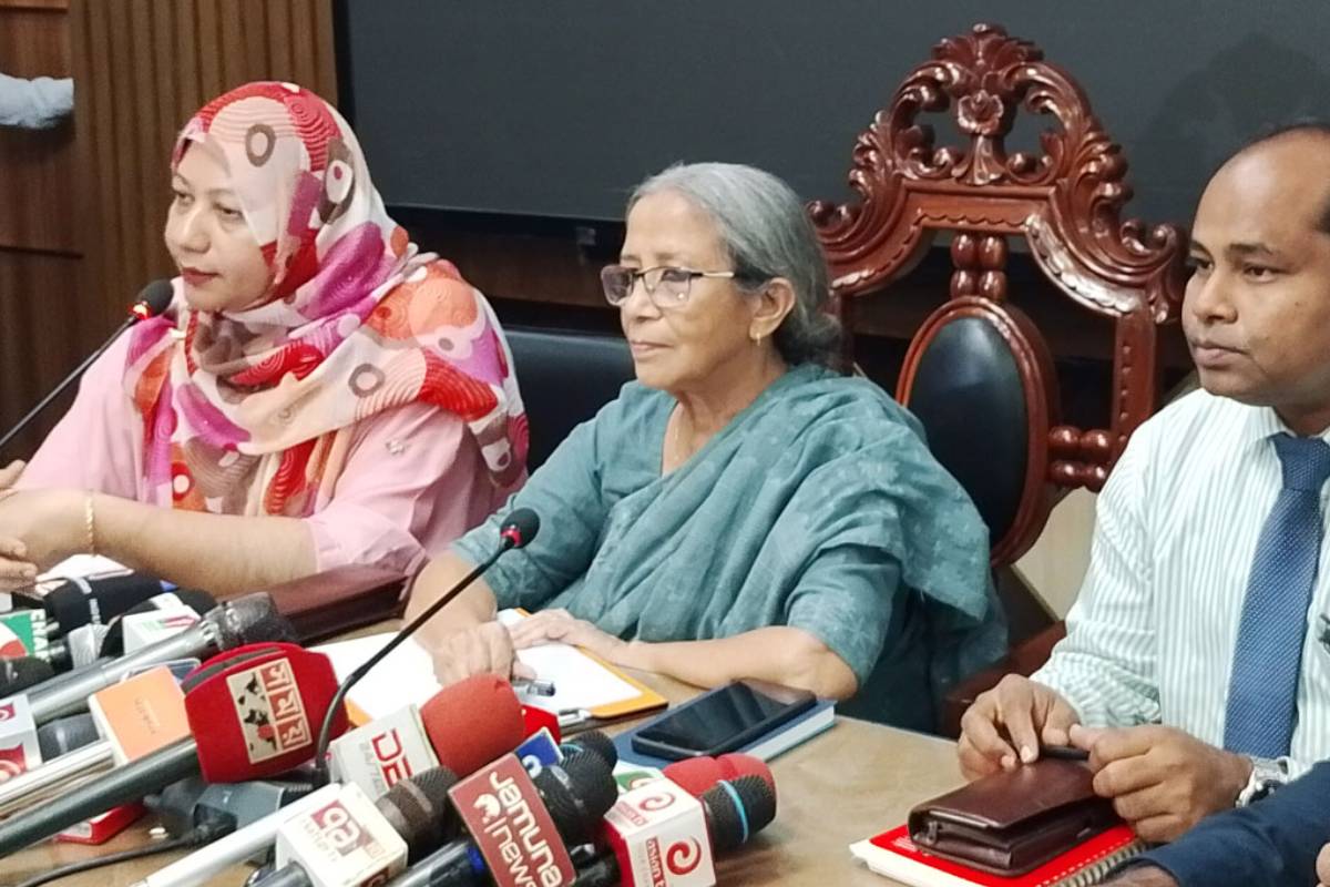 পূজায় ইলিশ রপ্তানি, বাজারে দাম বাড়ার কারণ জানালেন উপদেষ্টা