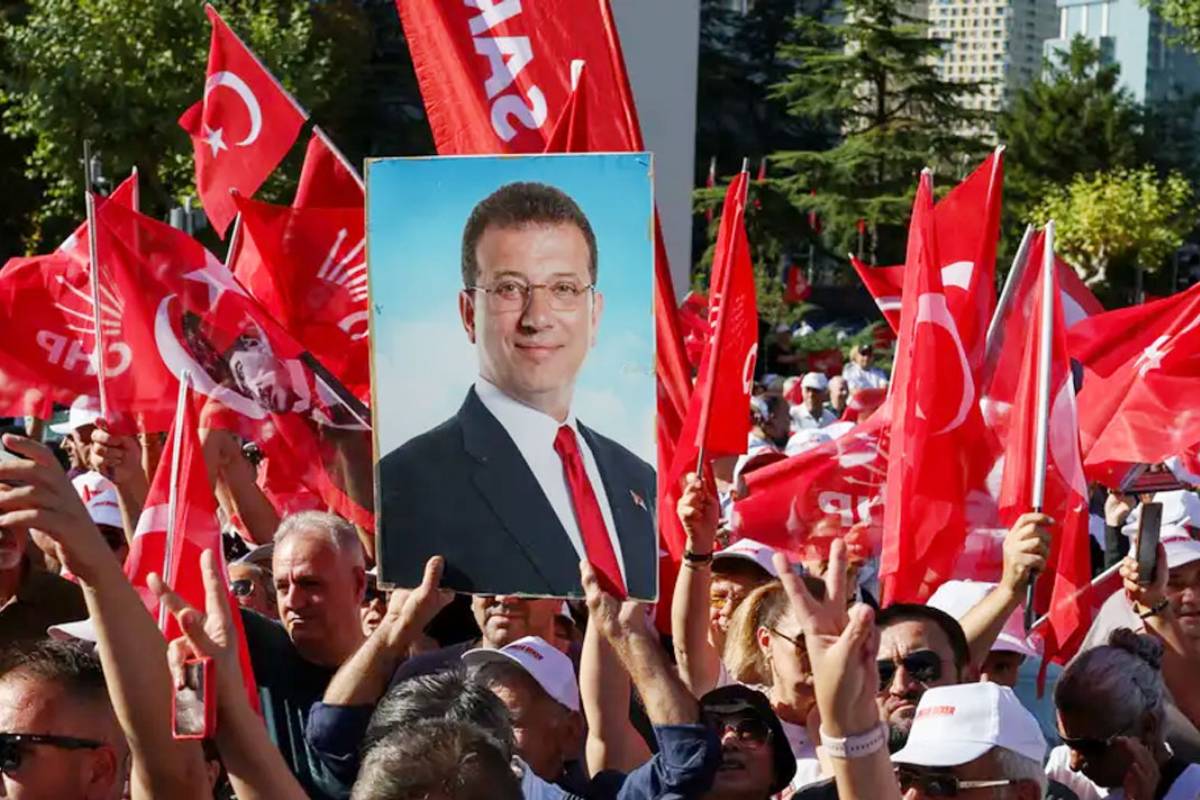 তুরস্কে রাস্তায় লক্ষাধিক মানুষ, এরদোয়ানের পদত্যাগ দাবি
