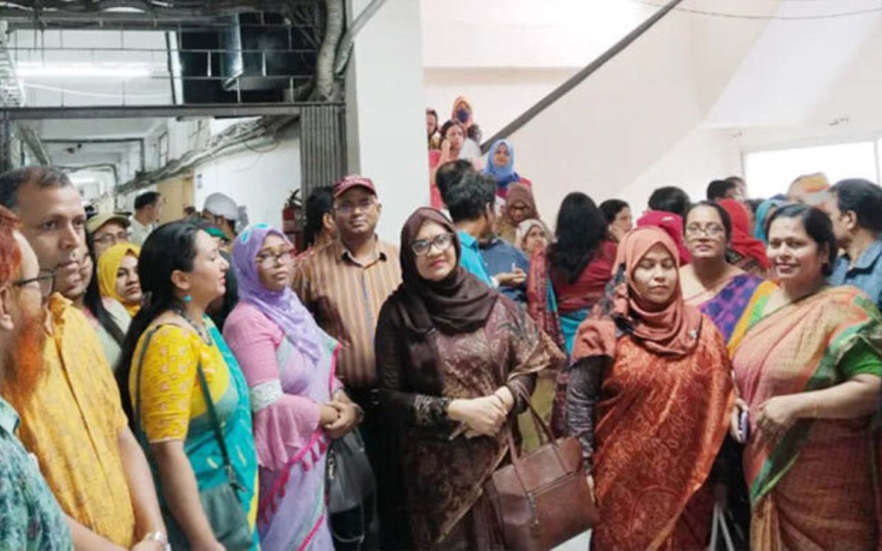 সাত কলেজ শিক্ষকদের ইউজিসি ঘেরাও ঘোষণা