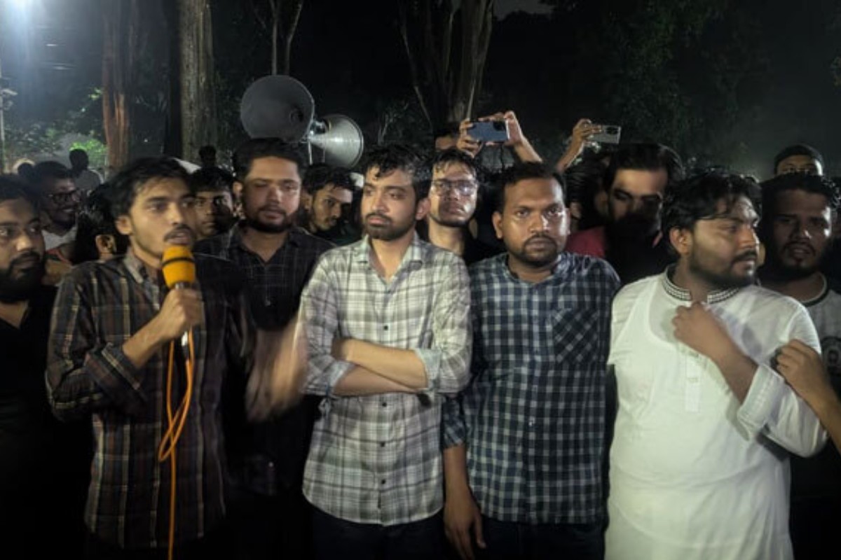 রাবিতে কোটা পুনর্বহালের প্রতিবাদে ছাত্রদল-শিবিরের বিক্ষোভ