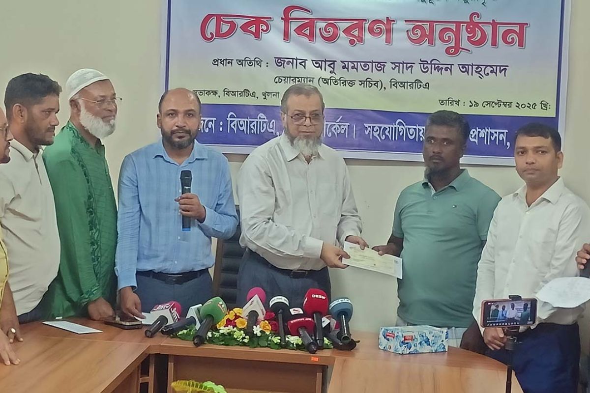 সড়ক দুর্ঘটনায় নি’হতদের পরিবারের পাশে দাঁড়াল বিআরটিএ