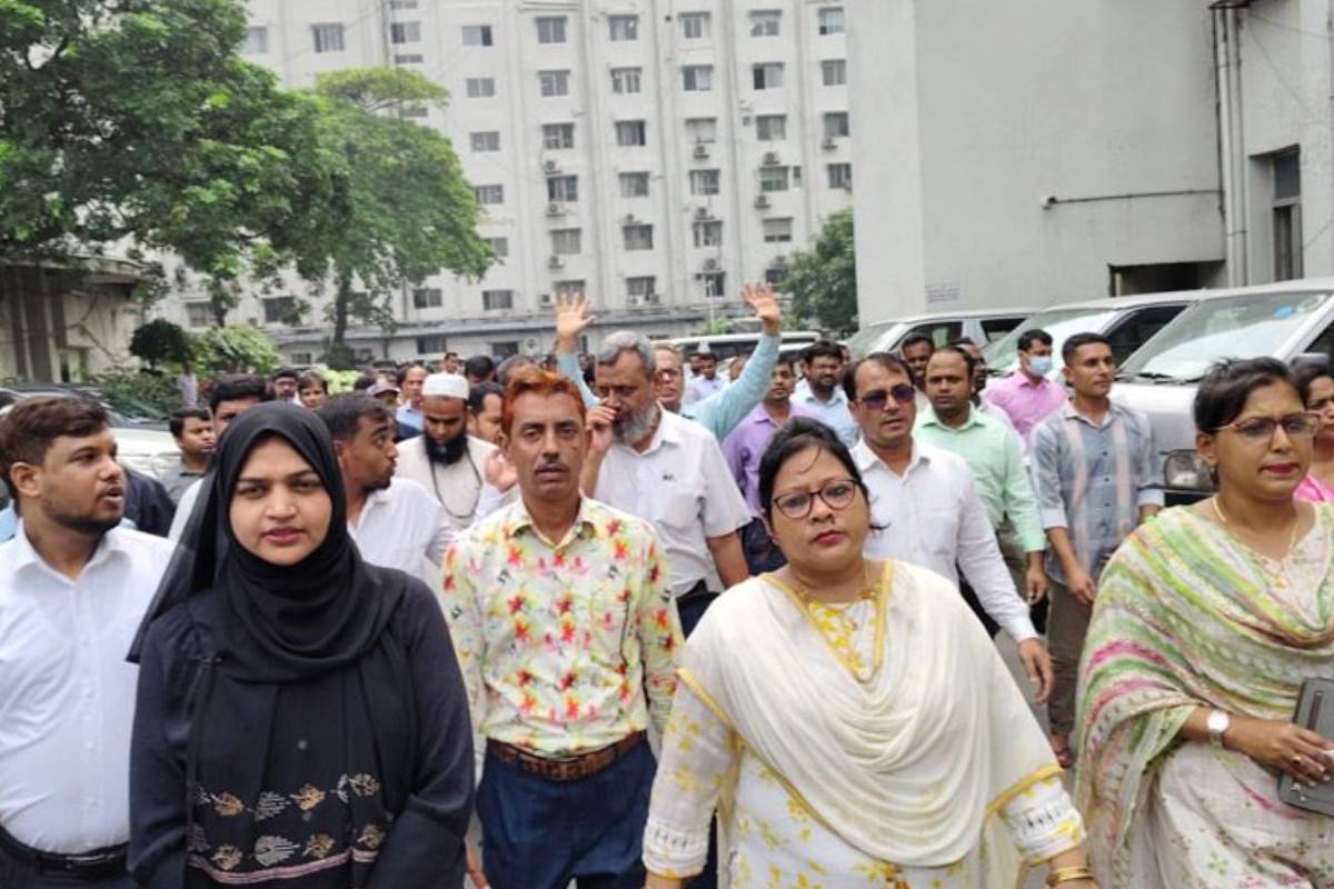 সচিবালয়ে কর্মচারীদের বিক্ষোভ কেন ?