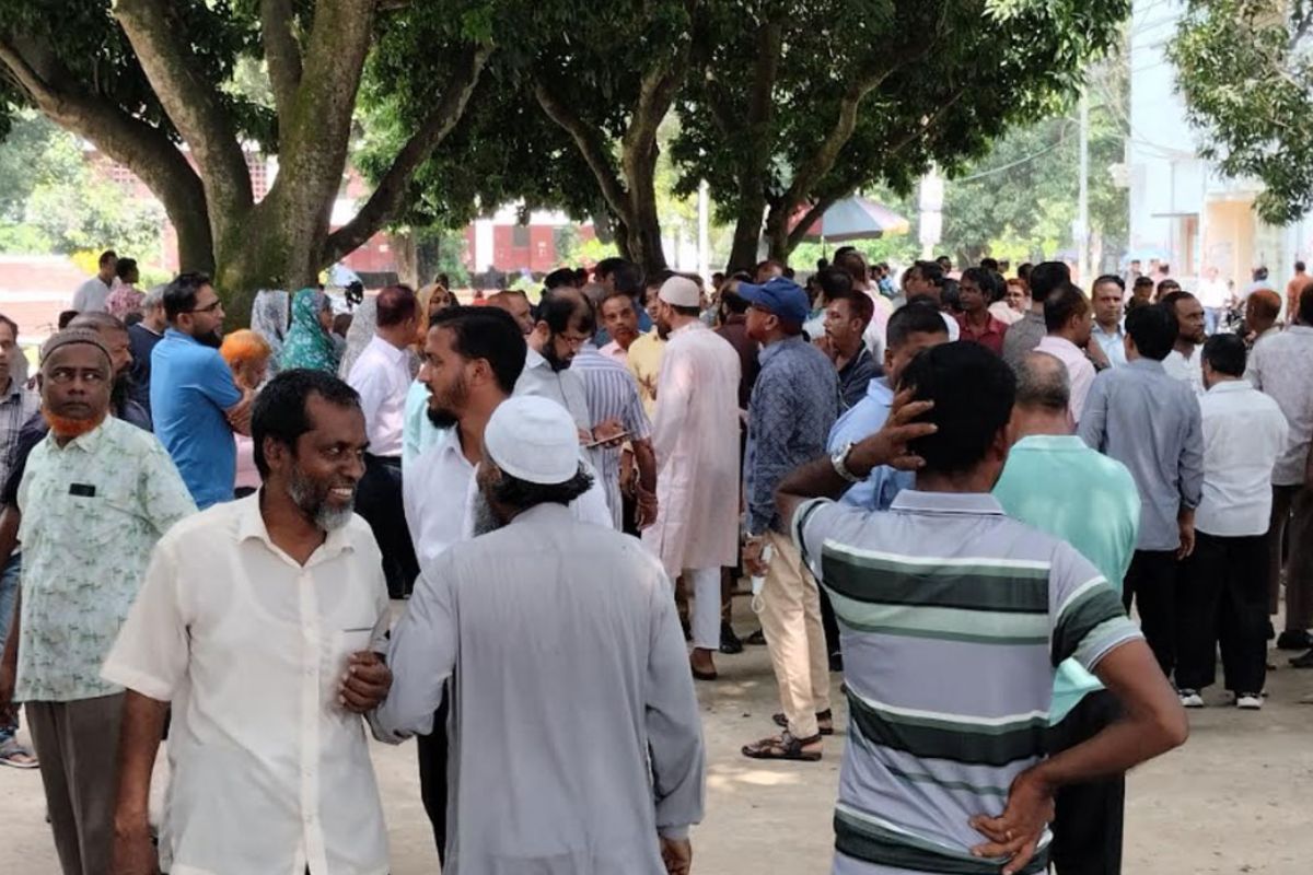 উত্তাল রাবি, পূর্ণদিবস কর্মবিরতিতে শিক্ষক-কর্মকর্তারা