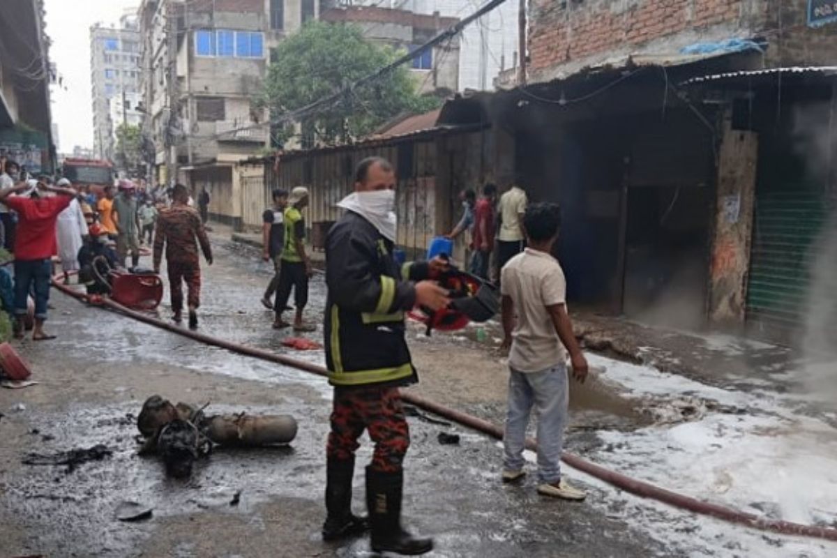 নিয়ন্ত্রণে ফায়ার সার্ভিসের ৭ ইউনিট, চার ফায়ার ফাইটার আ’হত