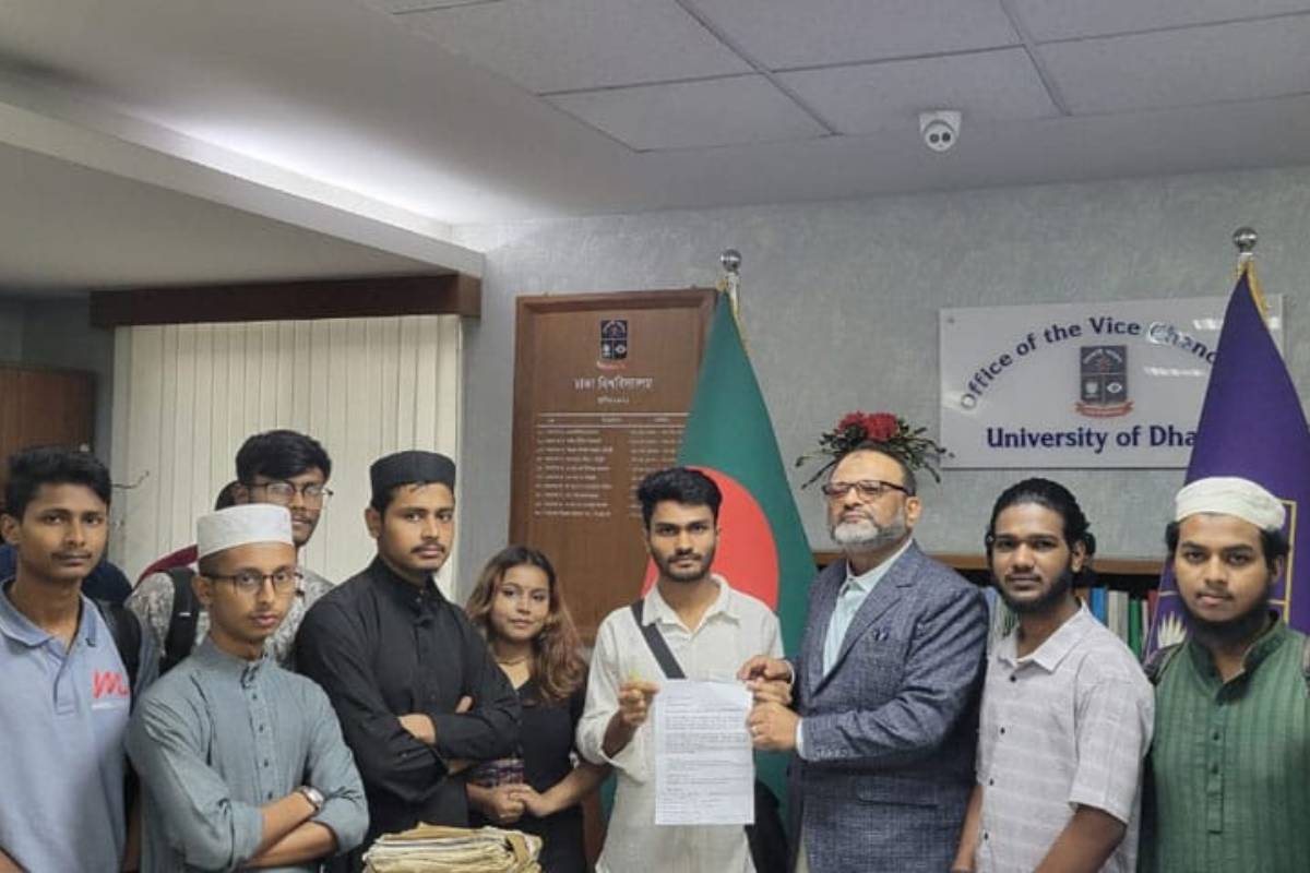 পোষ্যকোটা বাতিলের দাবিতে ঢাবি উপাচার্যকে স্মারকলিপি