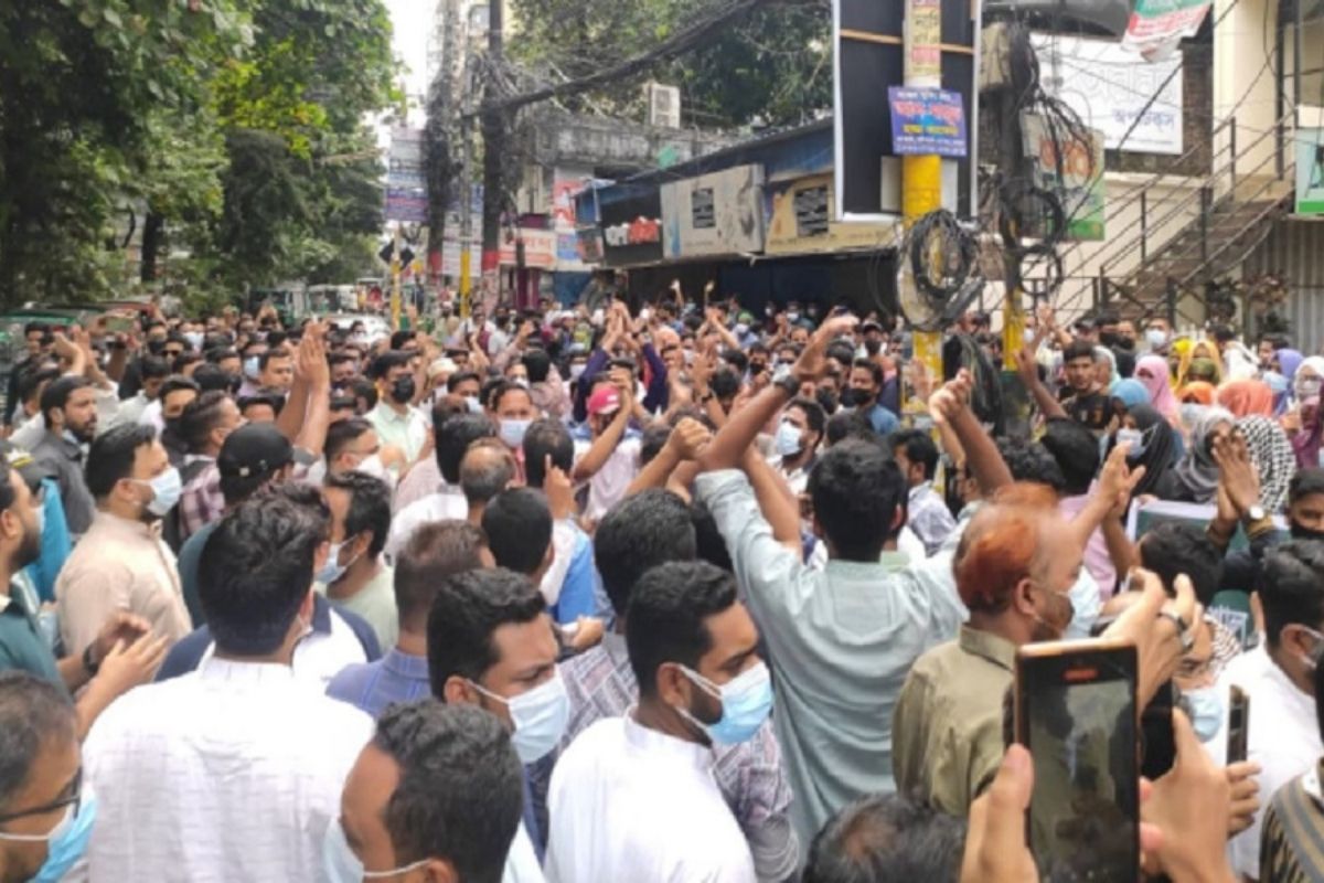 পরীক্ষা বাতিলের দাবিতে ইসলামী ব্যাংকের কর্মকর্তাদের কর্মবিরতি ঘোষণা