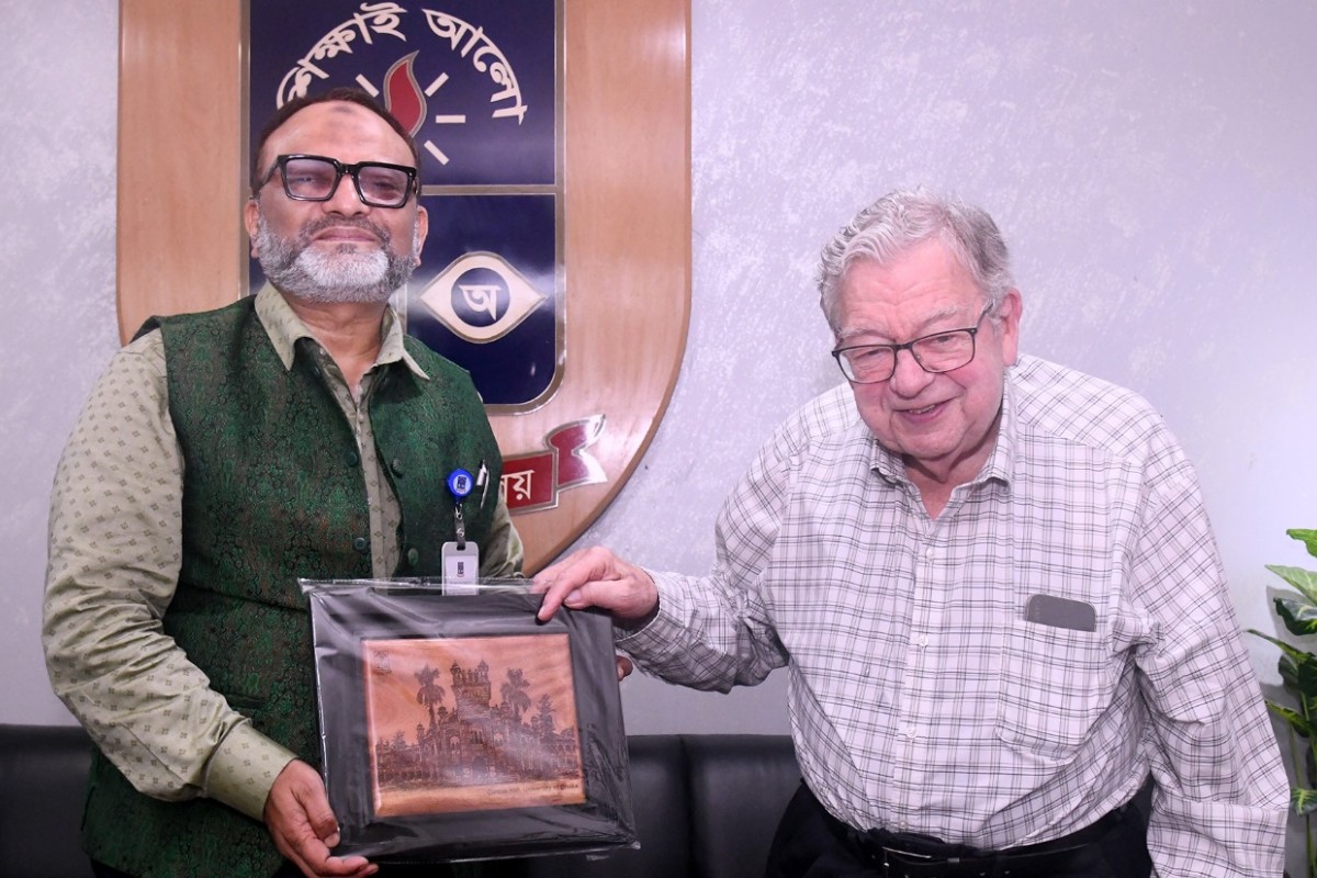 ঢাবি উপাচার্যের সঙ্গে অক্সফোর্ড বিশ্ববিদ্যালয়ের ইমেরিটাস অধ্যাপকের সাক্ষাৎ