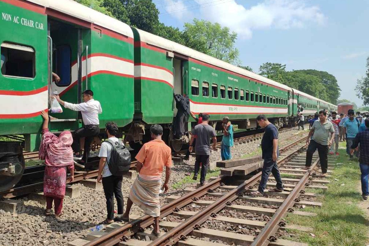 ঢাকার সঙ্গে উত্তরবঙ্গের ট্রেন চলাচল স্বাভাবিক