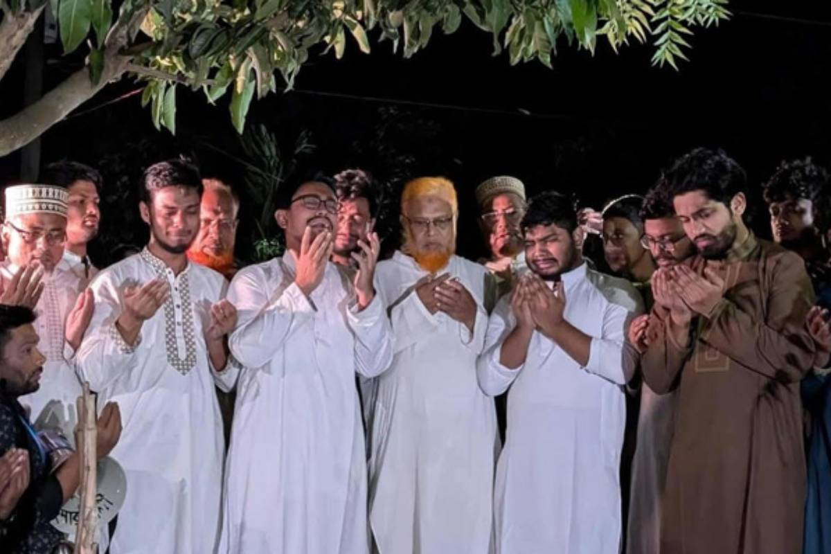 আবরার ফাহাদের কবরের পাশে সাদিকের নীরব অশ্রু