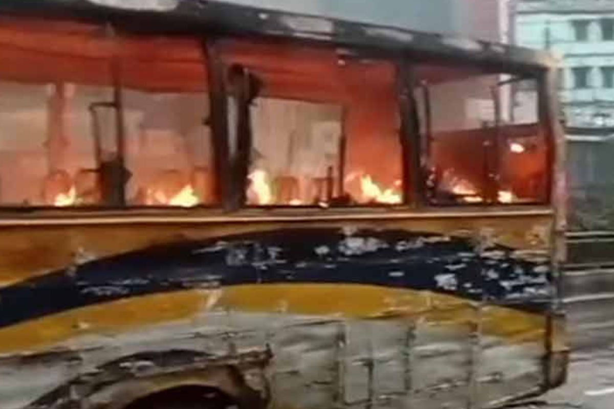 রাজধানীতে আলিফ পরিবহনে দুর্বৃত্তের আগুন