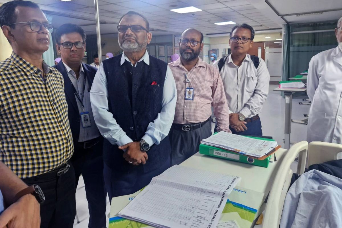 ইমেরিটাস অধ্যাপক সৈয়দ মনজুরুল ইসলামকে দেখতে হাসপাতালে ঢাবি উপাচার্য
