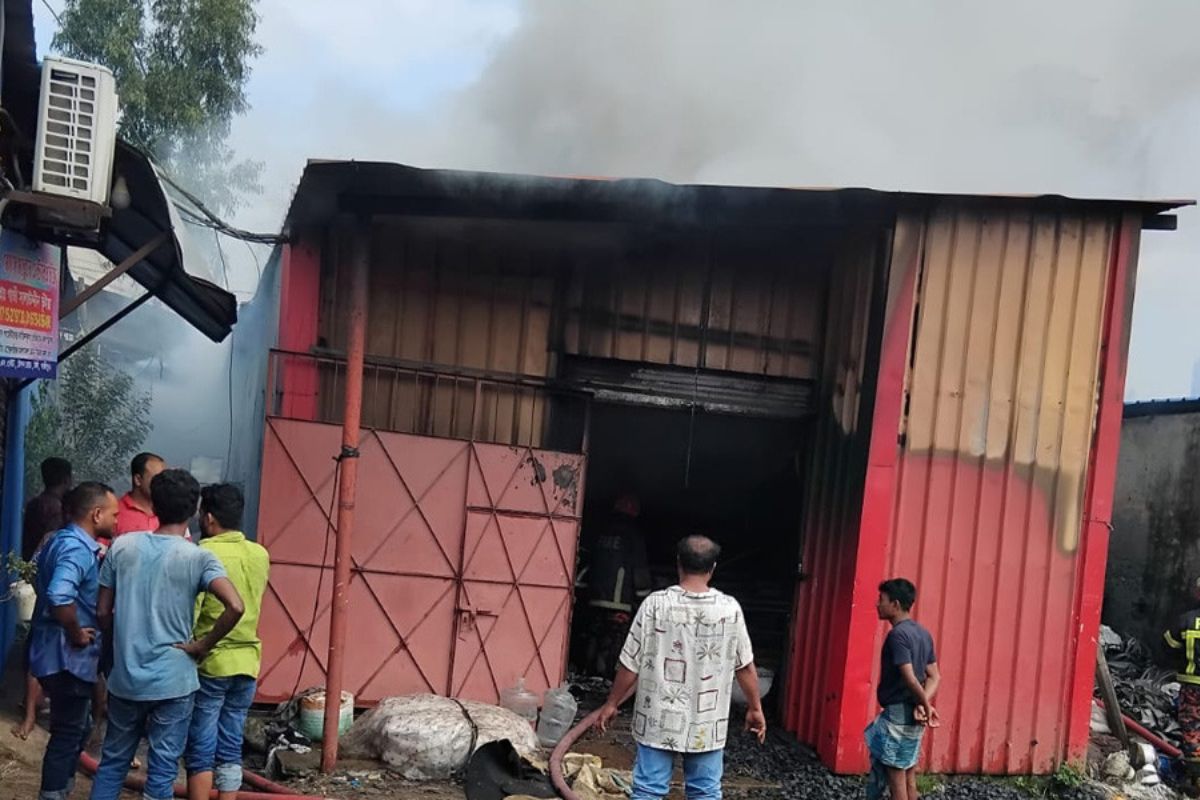 টঙ্গীতে এমব্রয়ডারি কারখানায় ভয়াবহ আগুন
