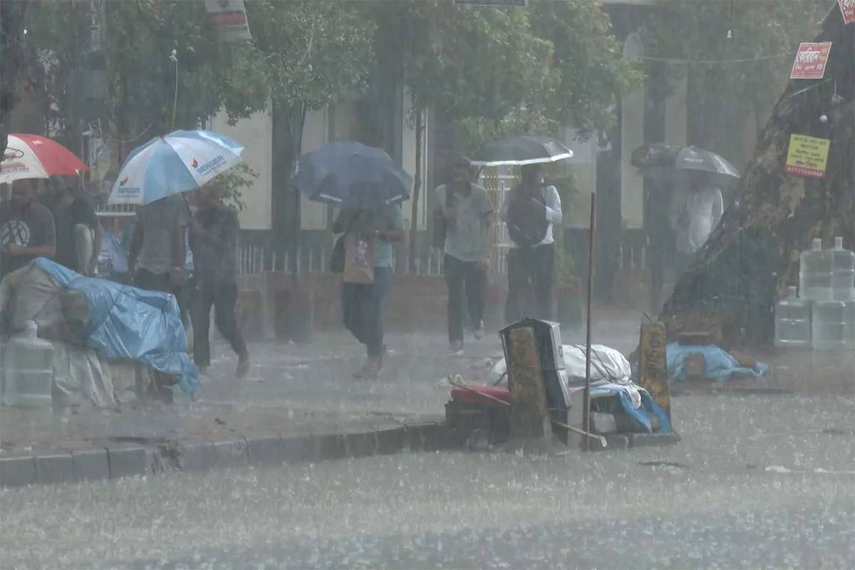 আজ ঢাকার ওপর দিয়ে ঝড়ো হাওয়া ও বজ্রবৃষ্টি, সতর্কতা জারি