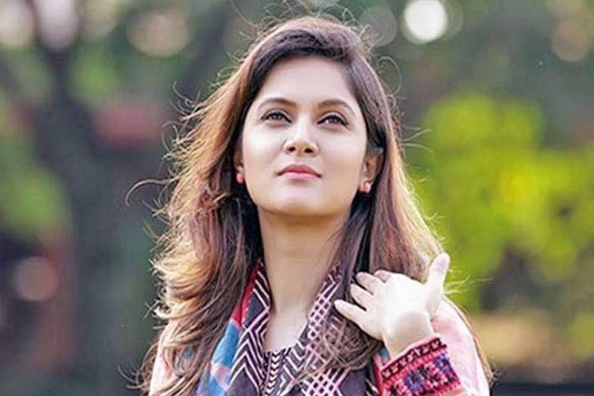 মিথিলার পাসপোর্টে স্বামীর পরিচয় প্রকাশ