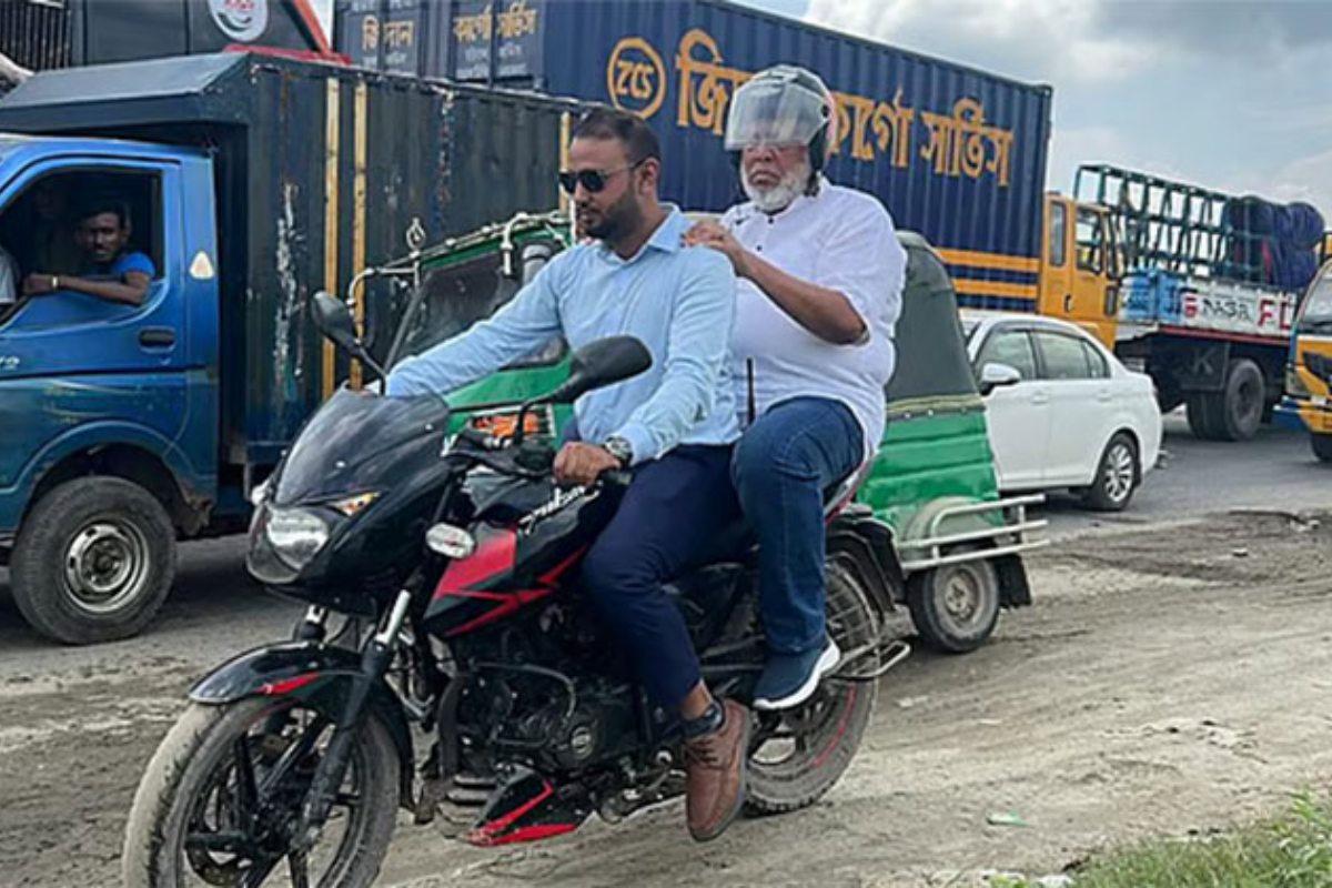 ৩ ঘণ্টা জ্যামে আটকা উপদেষ্টা, গন্তব্যে গেলেন মোটরসাইকেলে