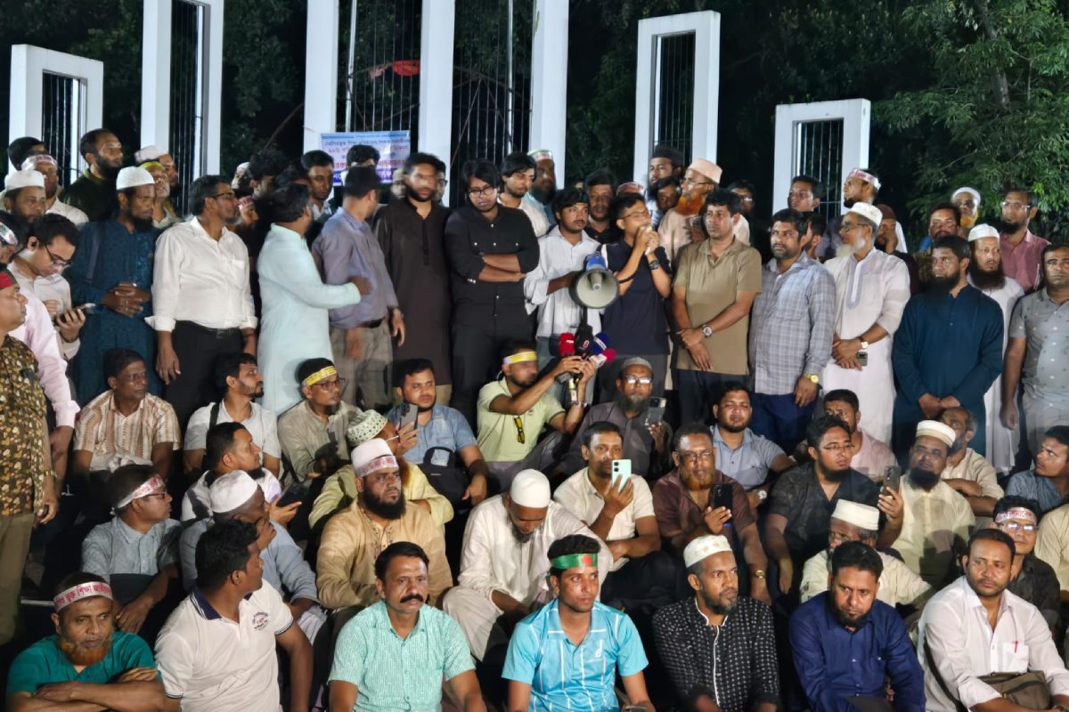 শিক্ষকদের আন্দোলনে সংহতি জানালো ডাকসু