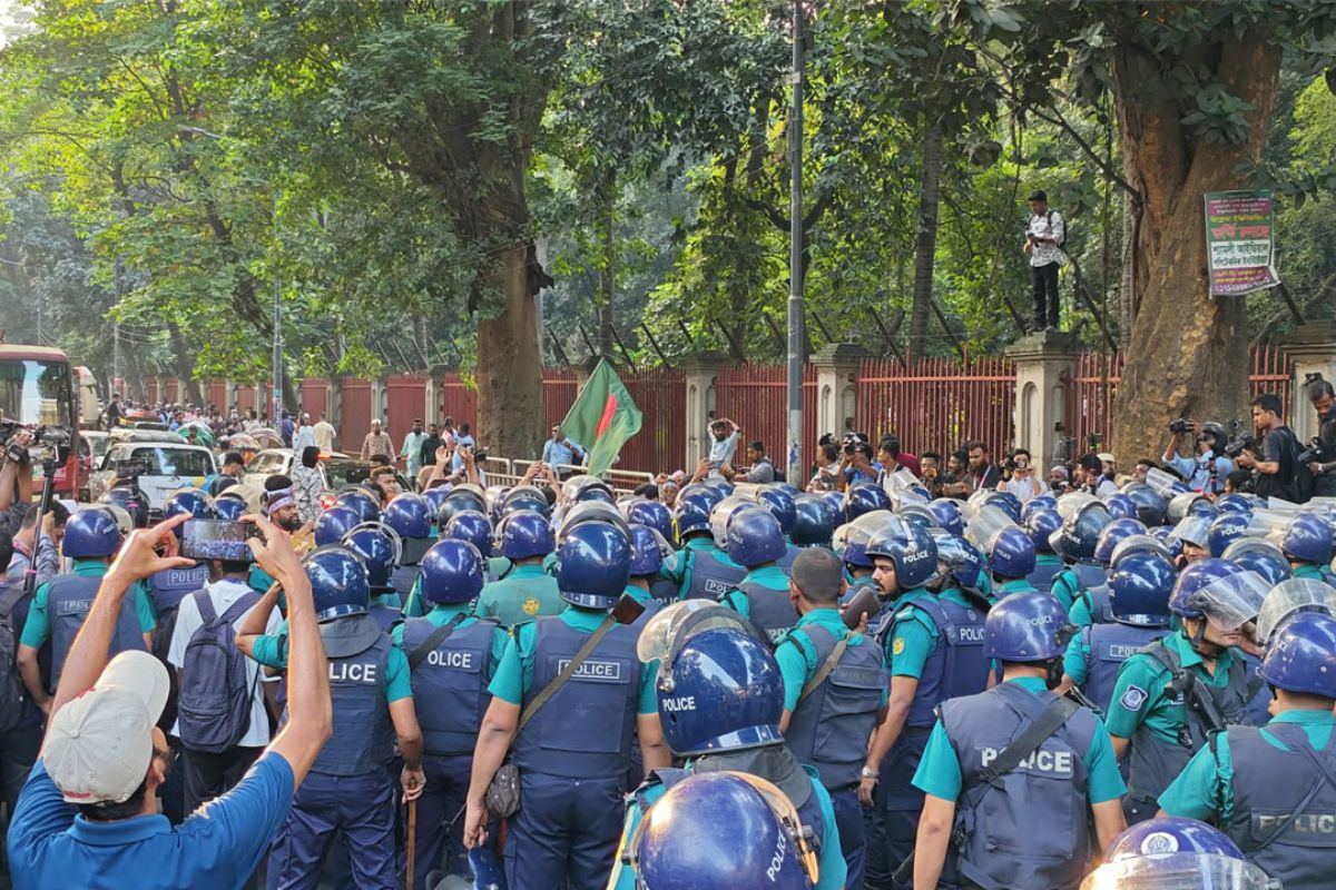 মার্চ টু সচিবালয়: হাইকোর্টের সামনে সতর্ক অবস্থানে আইনশৃঙ্খলা বাহিনী