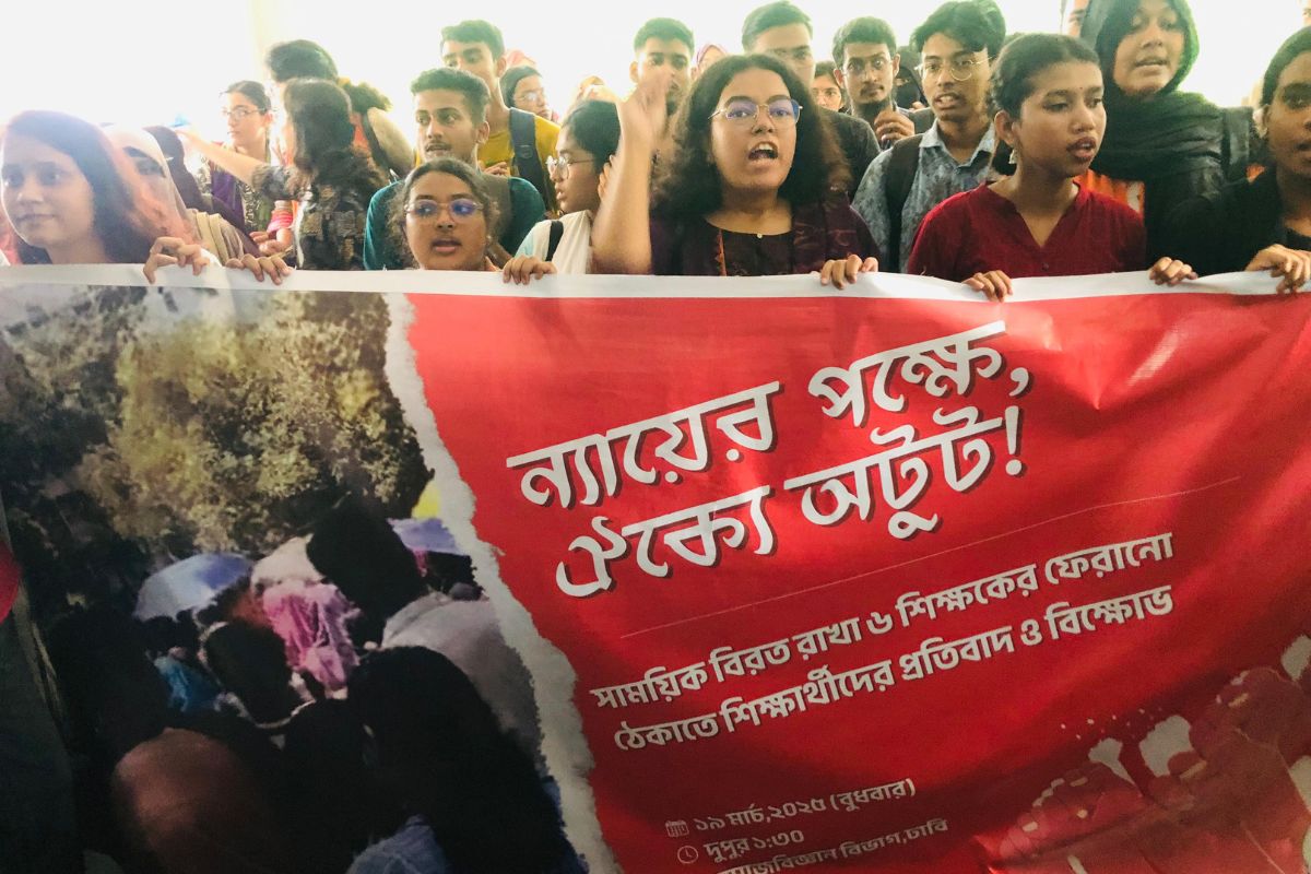 ঢাবির ৬ শিক্ষককে না ফেরানোর দাবিতে শিক্ষার্থীদের বিক্ষোভ