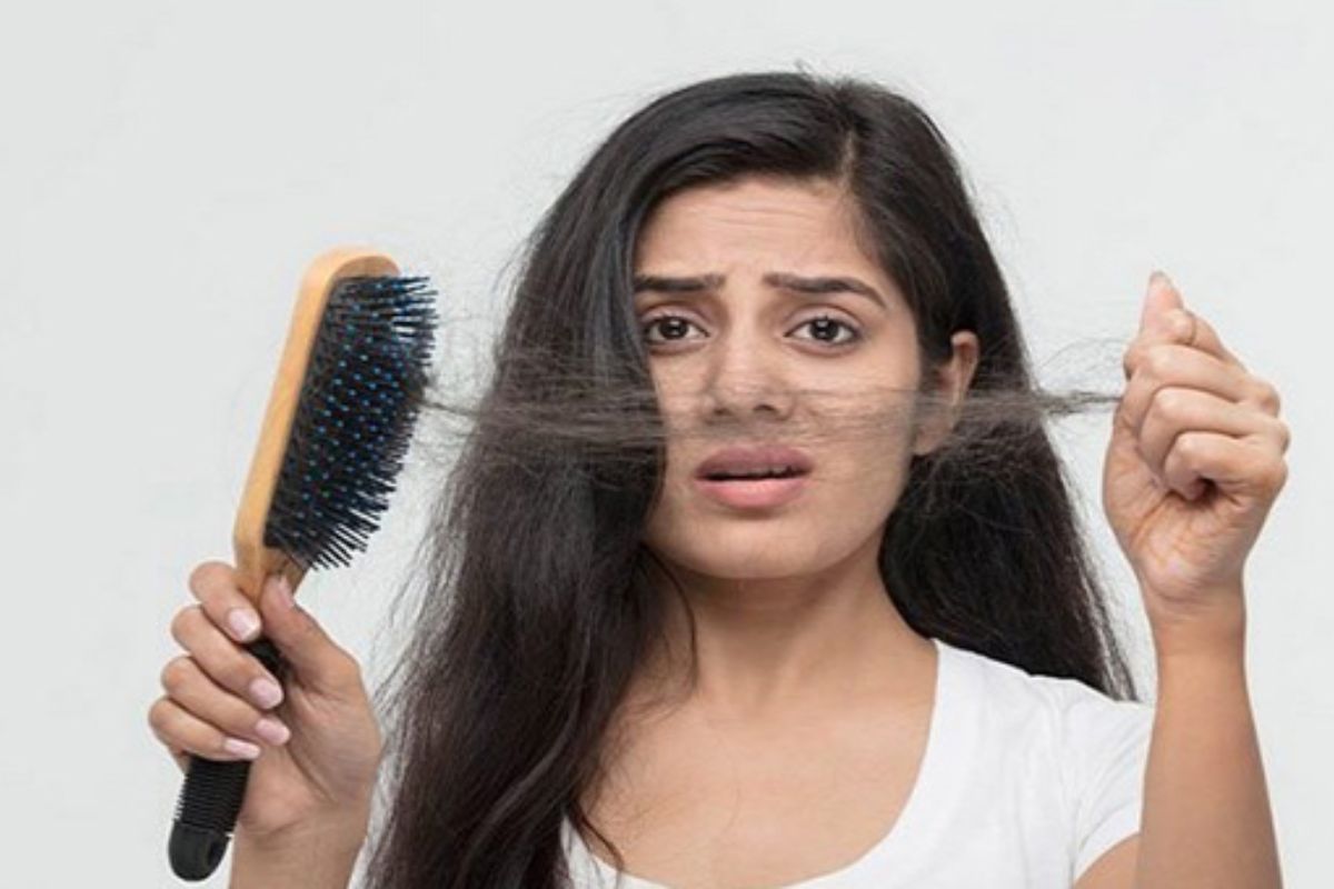 খুশকি ও চুল পড়া কমাতে যেসব খাবার খাবেন