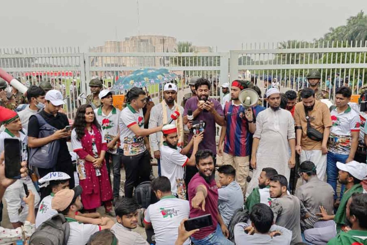 তিন দফা দাবিতে সংসদ ভবনের সামনে জুলাই যোদ্ধারা