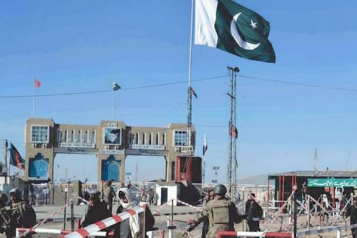 পাকিস্তানি সেনা ক্যাম্পে আত্মঘাতী হামলা, নি’হত ১০