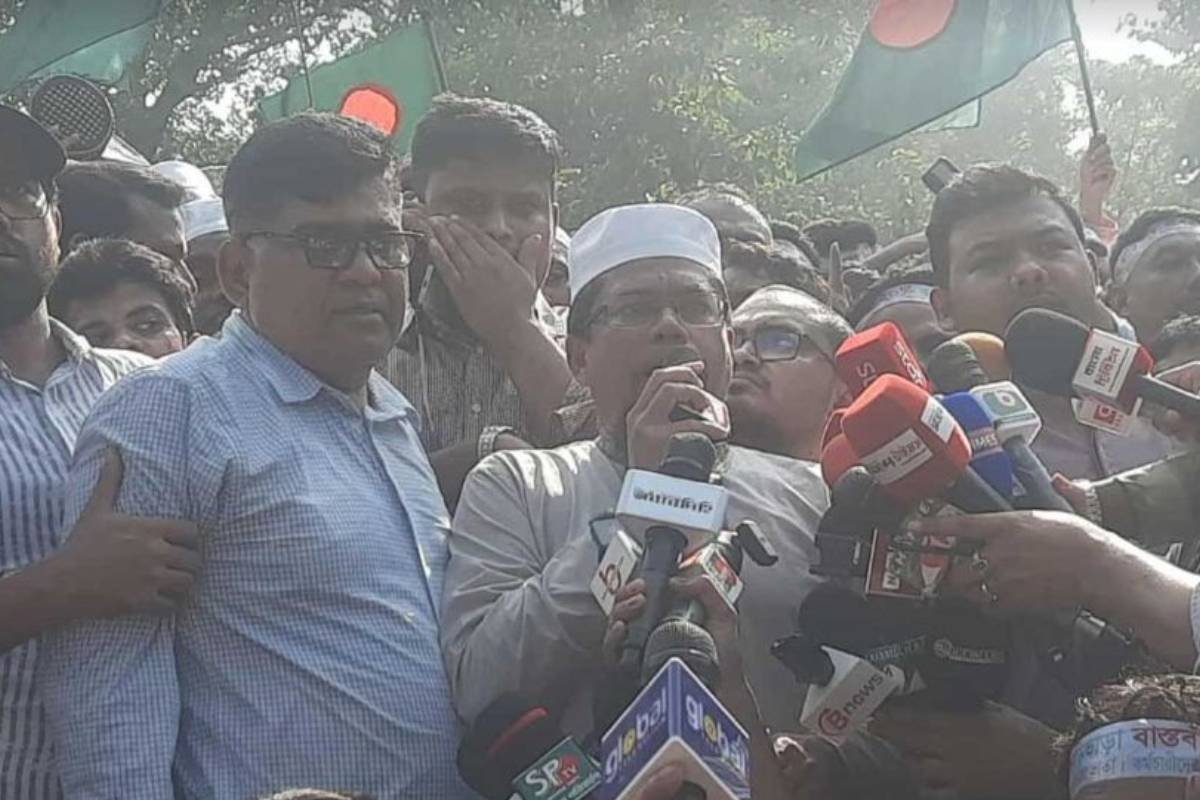 আন্দোলনে বড় বিজয়: প্রজ্ঞাপন হাতে নিয়ে শ্রেণিকক্ষে ফিরছেন শিক্ষকরা