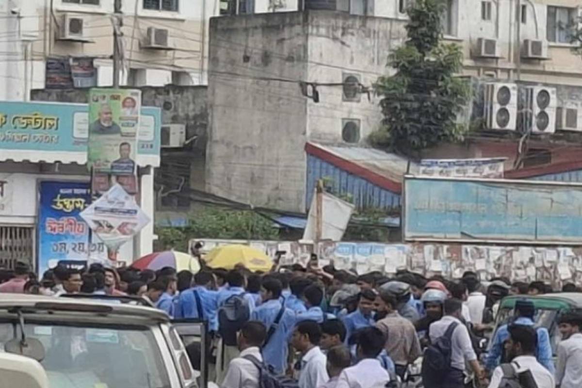 ফার্মগেটে সড়ক অবরোধে যান চলাচল বন্ধ