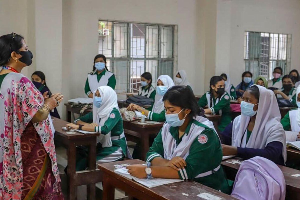 শিক্ষাক্ষতি পূরণে ছুটির দিনেও ক্লাসে উপস্থিত শিক্ষকরা
