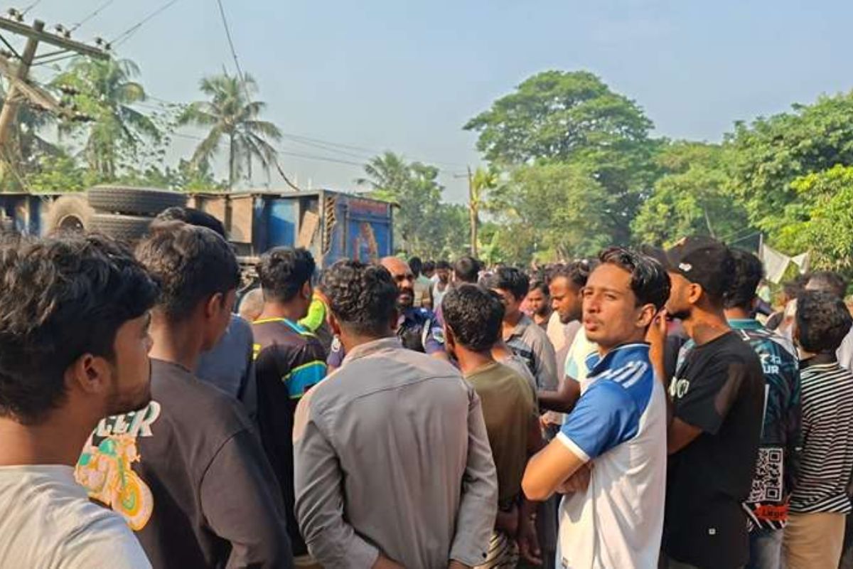 পাবনায় ট্রাকের চাপায় দুই শিক্ষার্থীসহ নি’হত তিন