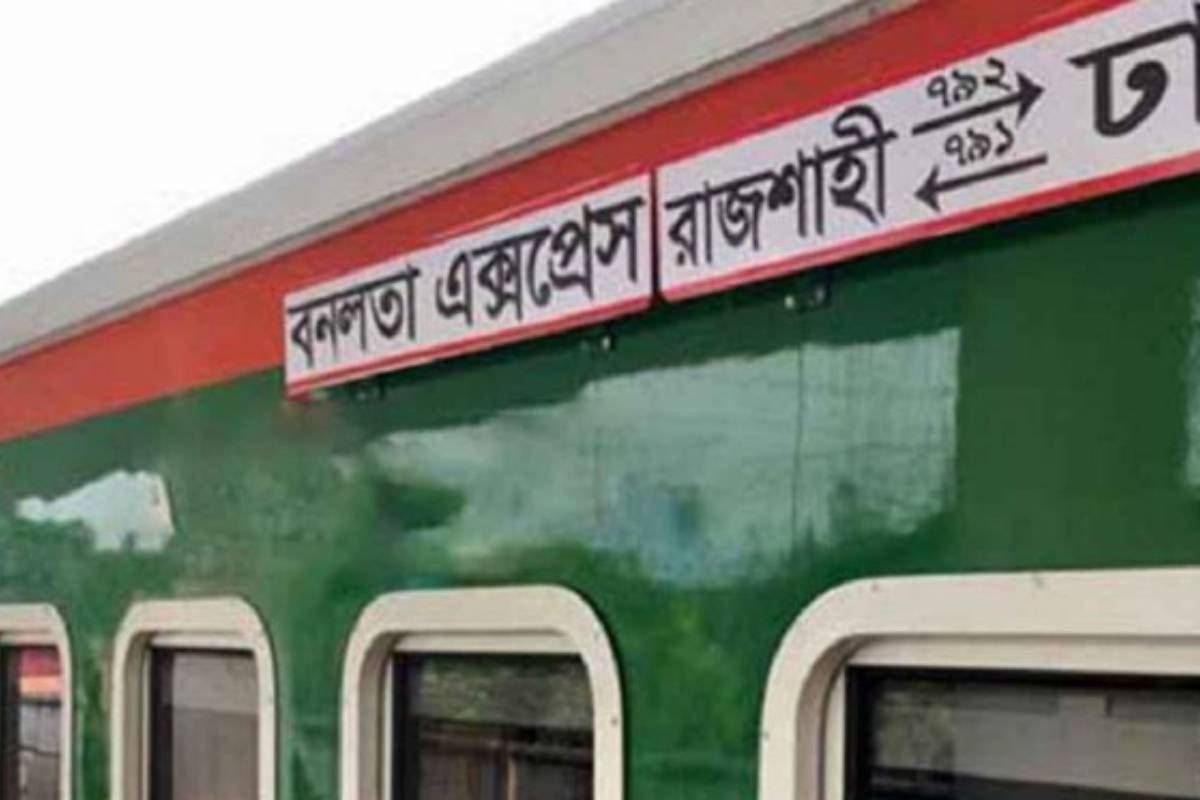 বনলতা এক্সপ্রেস থেকে অস্ত্রভর্তি ট্রলি ব্যাগ উদ্ধার