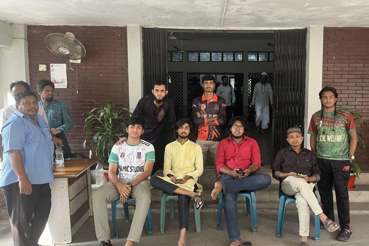ডাকসু ফান্ডের হিসেব: রেজিস্ট্রার বিল্ডিংয়ের সামনে অবস্থান ডাকসু নেতাদের