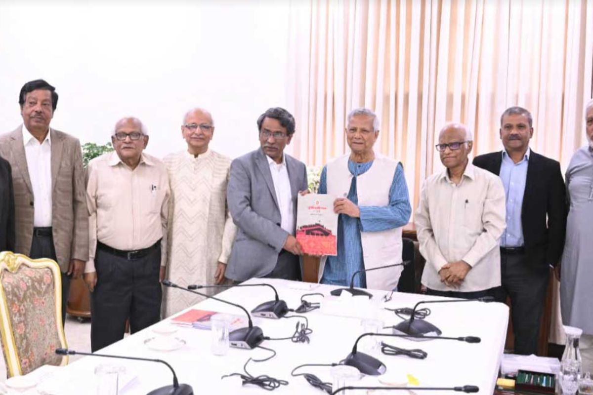 প্রধান উপদেষ্টার কাছে জুলাই জাতীয় সনদ বাস্তবায়নের সুপারিশমালা হস্তান্তর