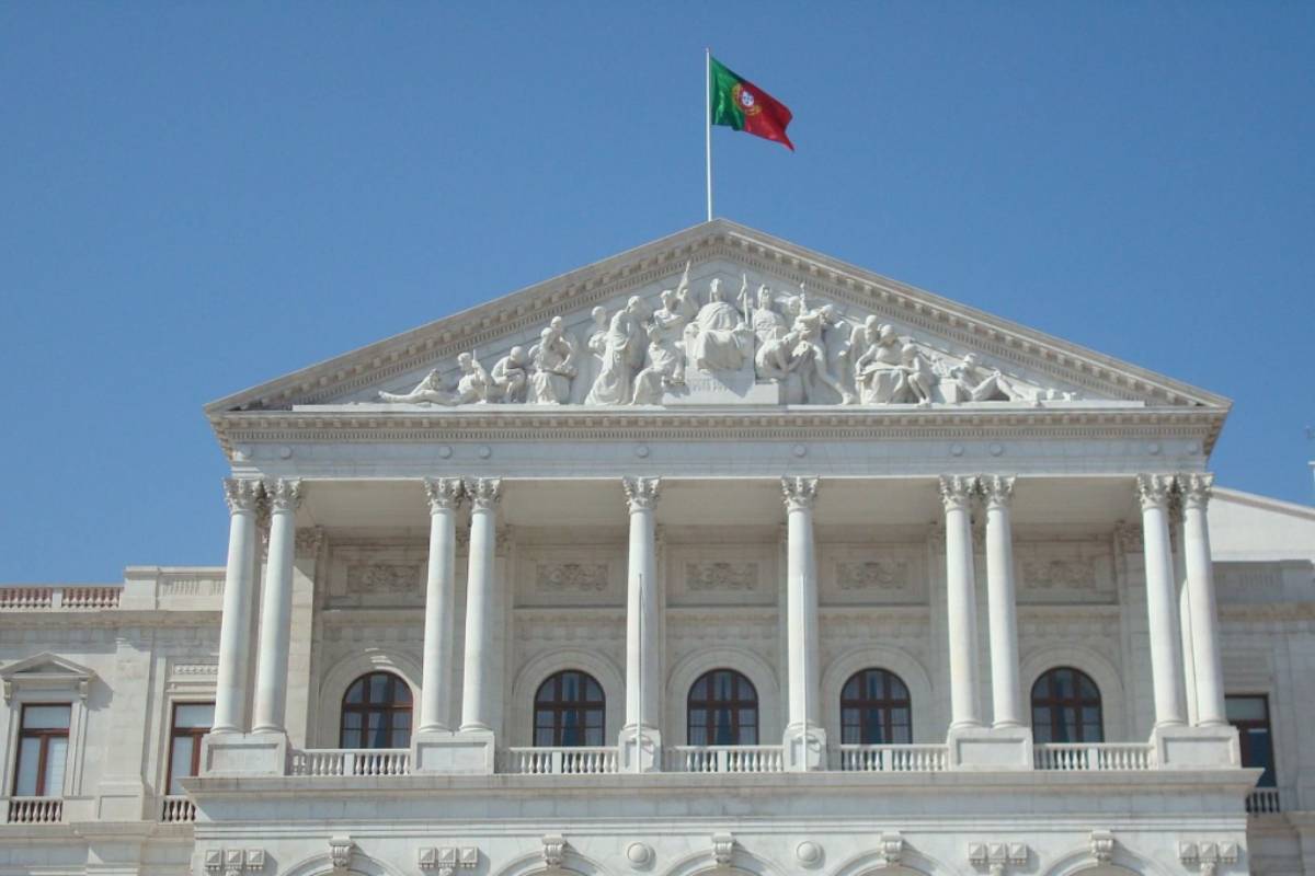 পর্তুগালে নাগরিকত্বের পথে কঠোর বাধা: অভিবাসীদের চ্যালেঞ্জ