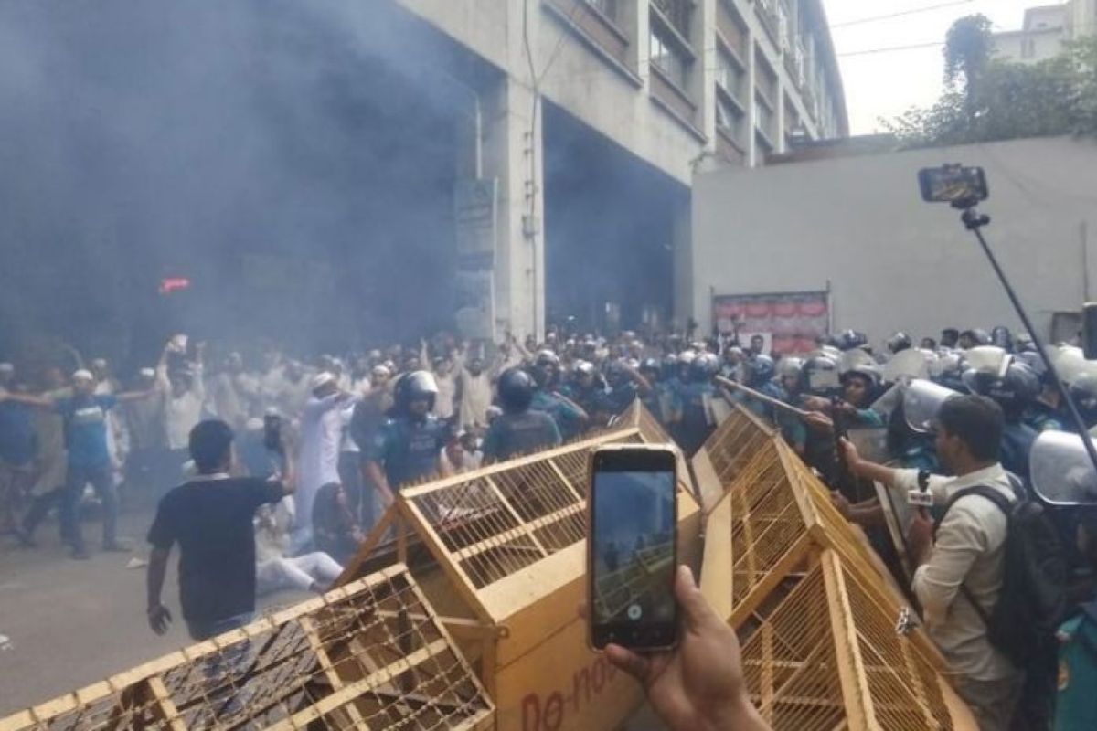 সচিবালয়ে প্রবেশে বাধা: শিক্ষকদের সঙ্গে পুলিশের সংঘ'র্ষ