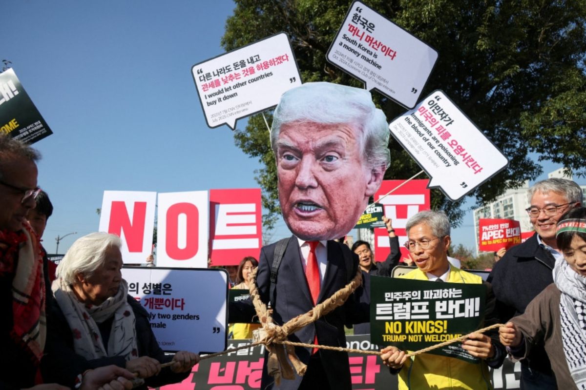 ট্রাম্পের আগমন ঘিরে দ. কোরিয়ায় লাল কার্ড দেখালেন বিক্ষোভকারীরা 