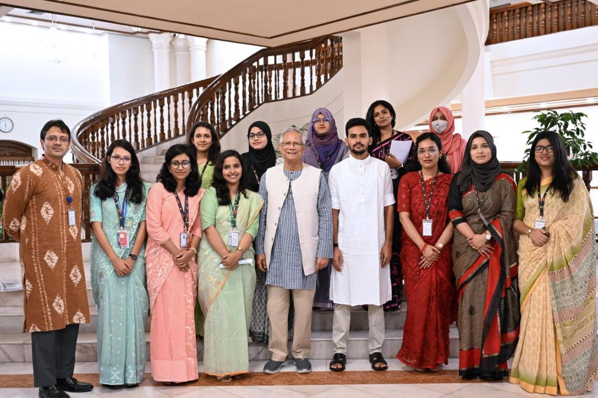 প্রধান উপদেষ্টার সঙ্গে জাতীয় নীতি প্রতিযোগিতার বিজয়ীদের শুভেচ্ছা বিনিময়