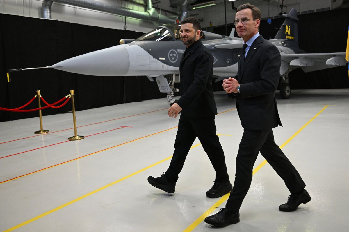 রাশিয়াকে টেক্কা দিতে ইউক্রেনের হাতে গ্রিপেন যুদ্ধবিমান